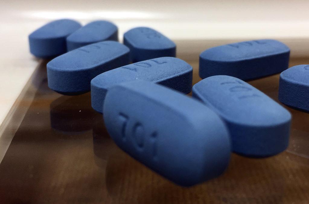 Blauwe PrEP-pillen op een tafel