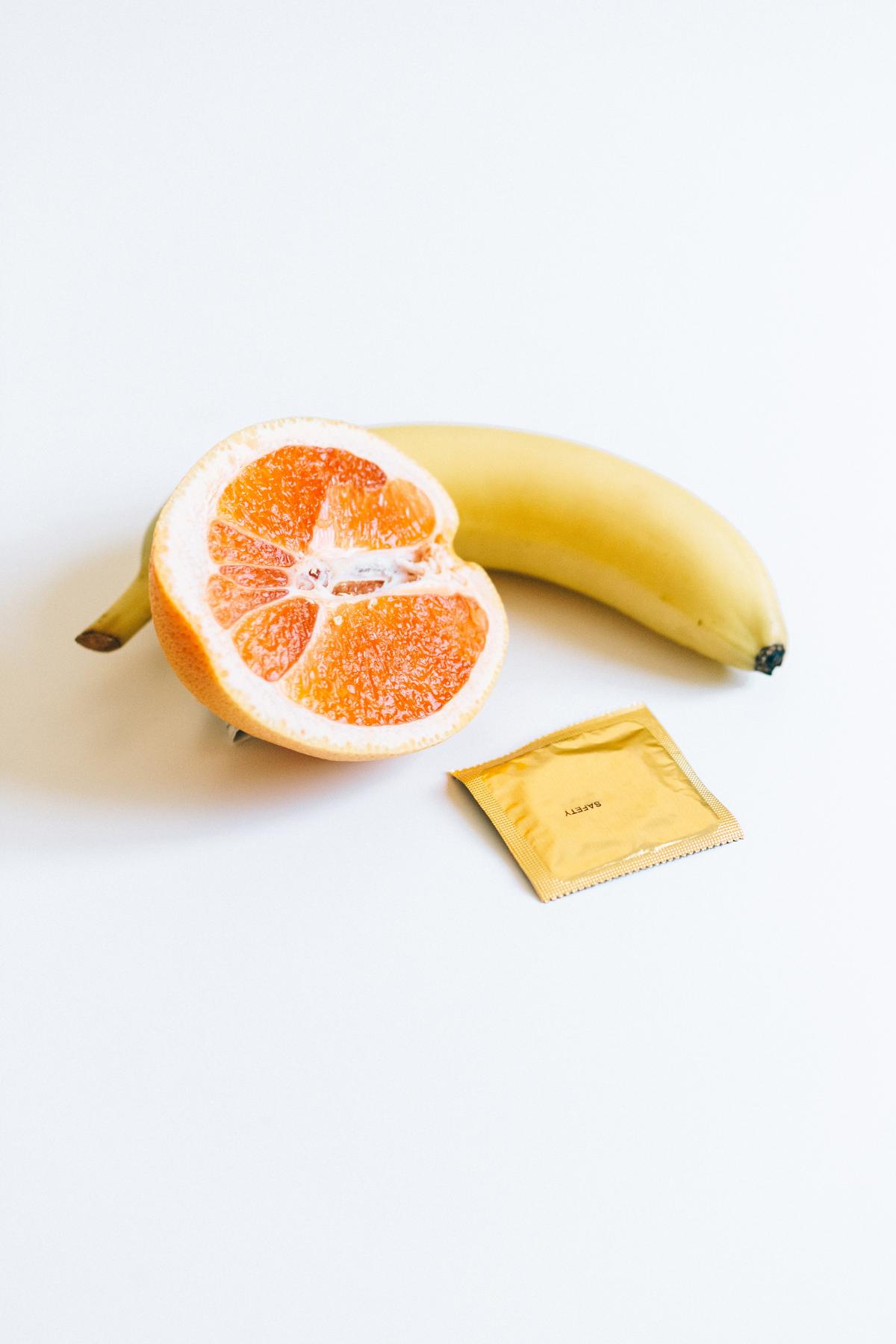 grapefruit, banaan en een condoom als symbool van seksuele gezondheid