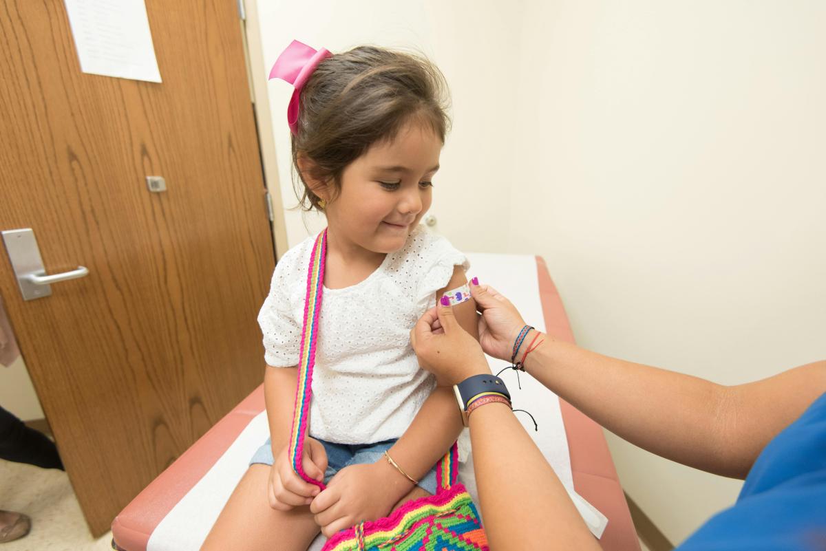 Kind krijgt pleister na vaccinatie