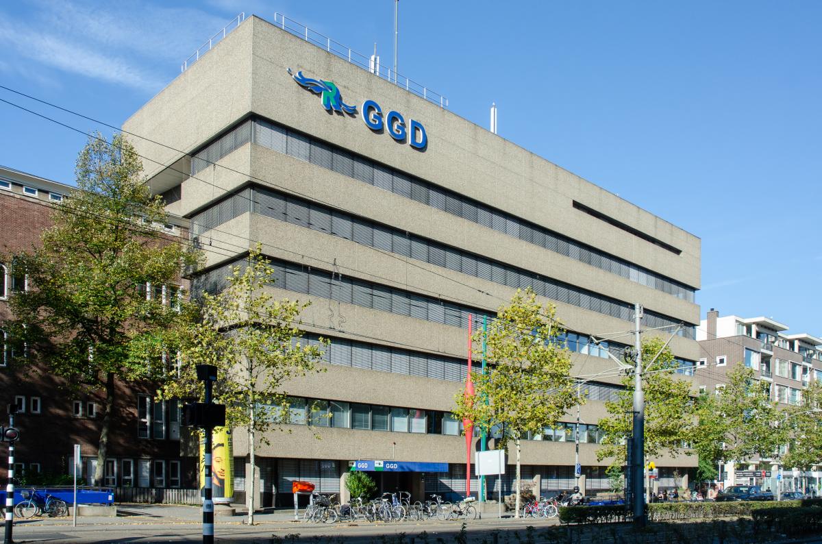 Het pand van de GGD Rotterdam-Rijnmond aan de Schiedamsedijk in Rotterdam.
