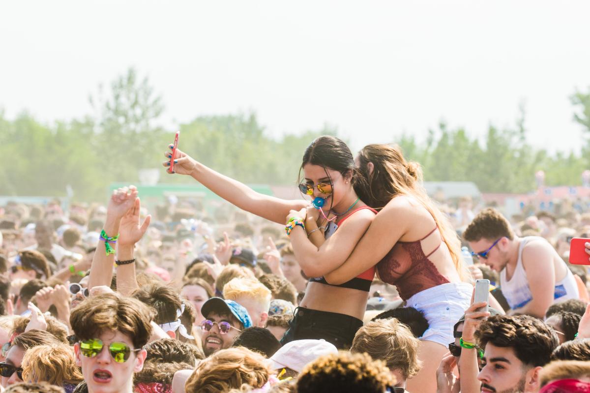 Twee meiden op een festival. De een maakt een selfie.